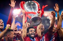 亚博体育- 比赛局势复杂引发热议！，德罗巴在利物浦比赛中晋级下一阶段赛场气氛高涨